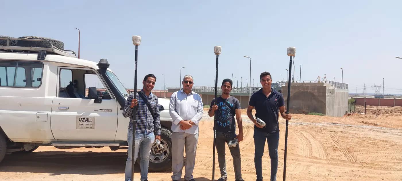 طاقم GeoGiza بجانب مركبة الشركة في موقع ميداني