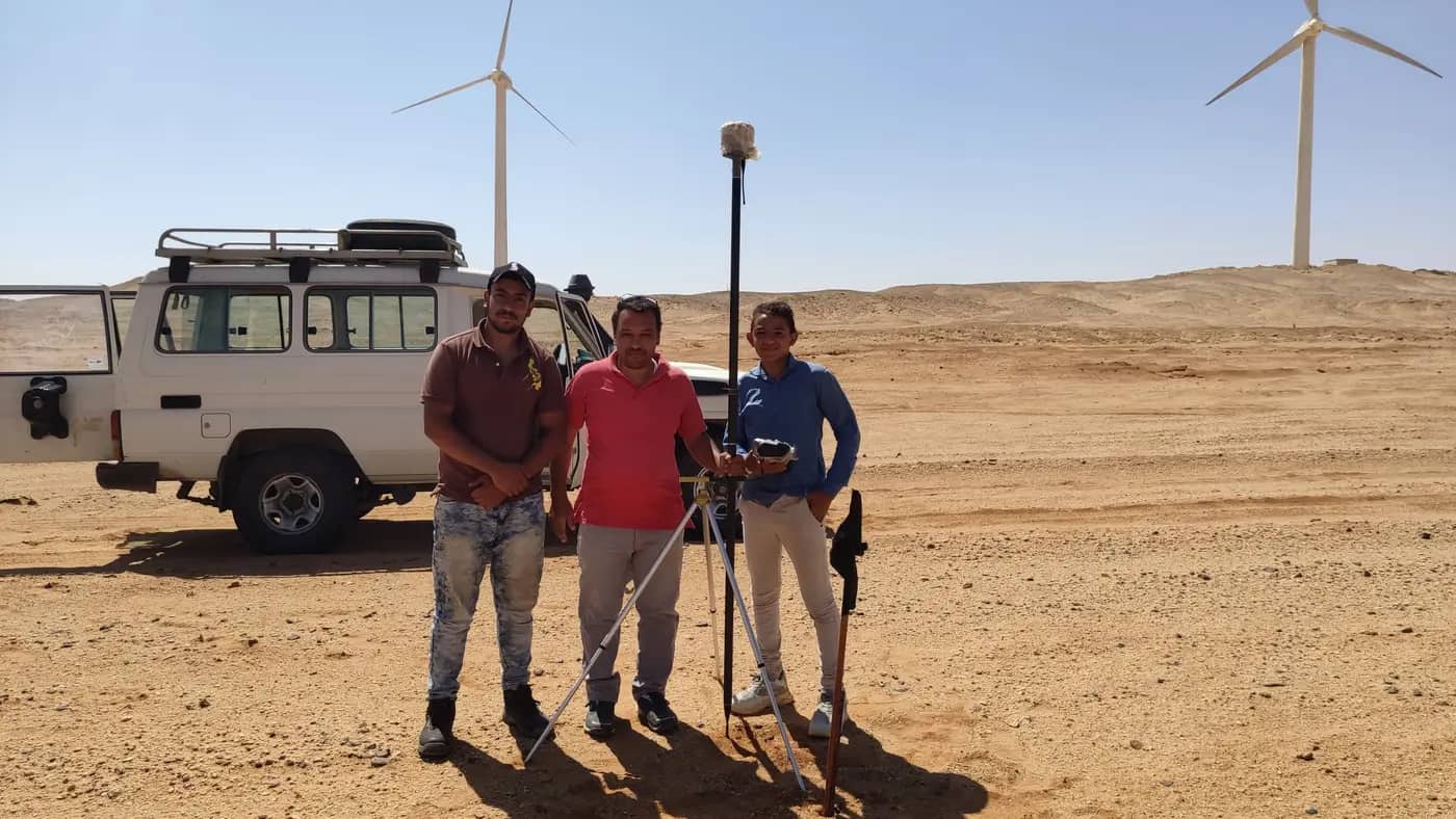 فريق المساحة بأجهزة GNSS في موقع طاقة رياح