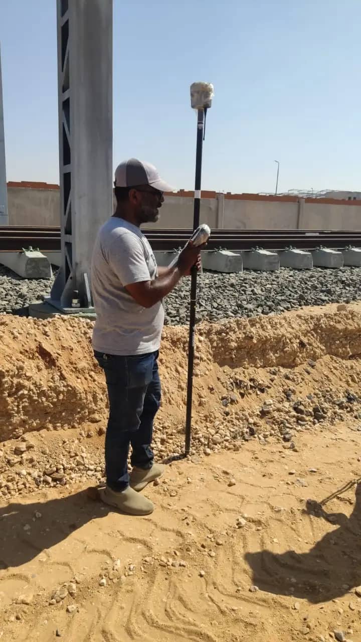 رفع مساحي بجهاز GNSS متحرك بجوار خط سكة حديد