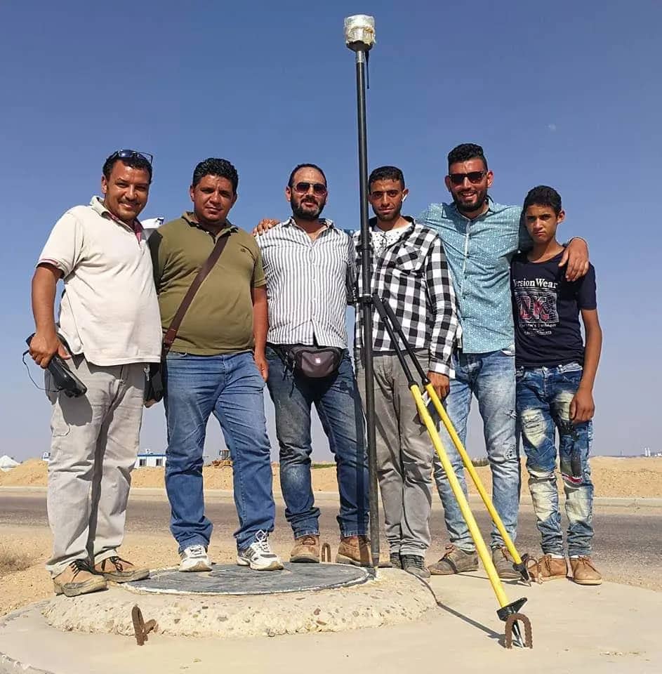 الطاقم حول نقطة تحكم مساحية