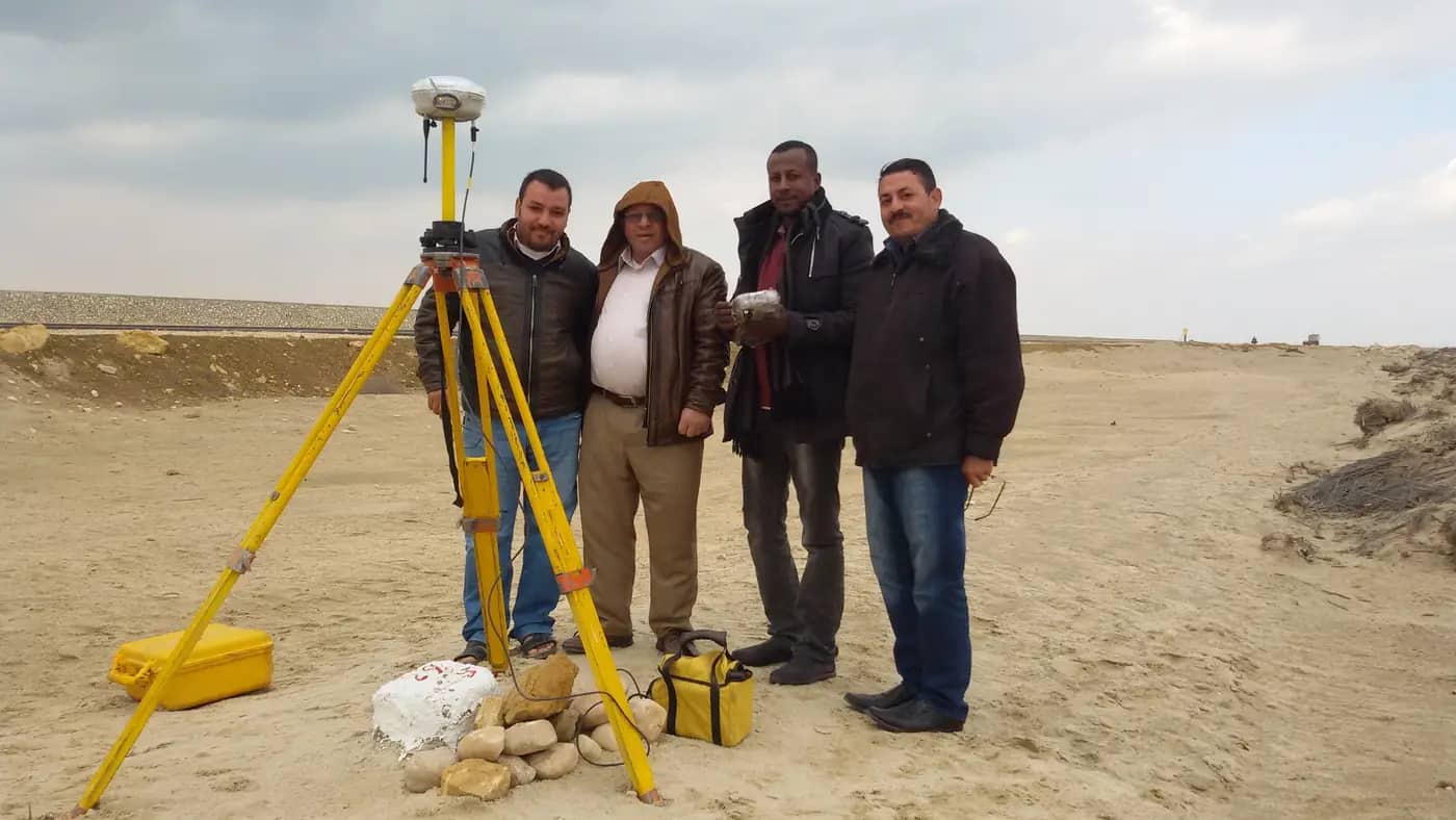 فريق ميداني بأجهزة GNSS على حامل ثلاثي